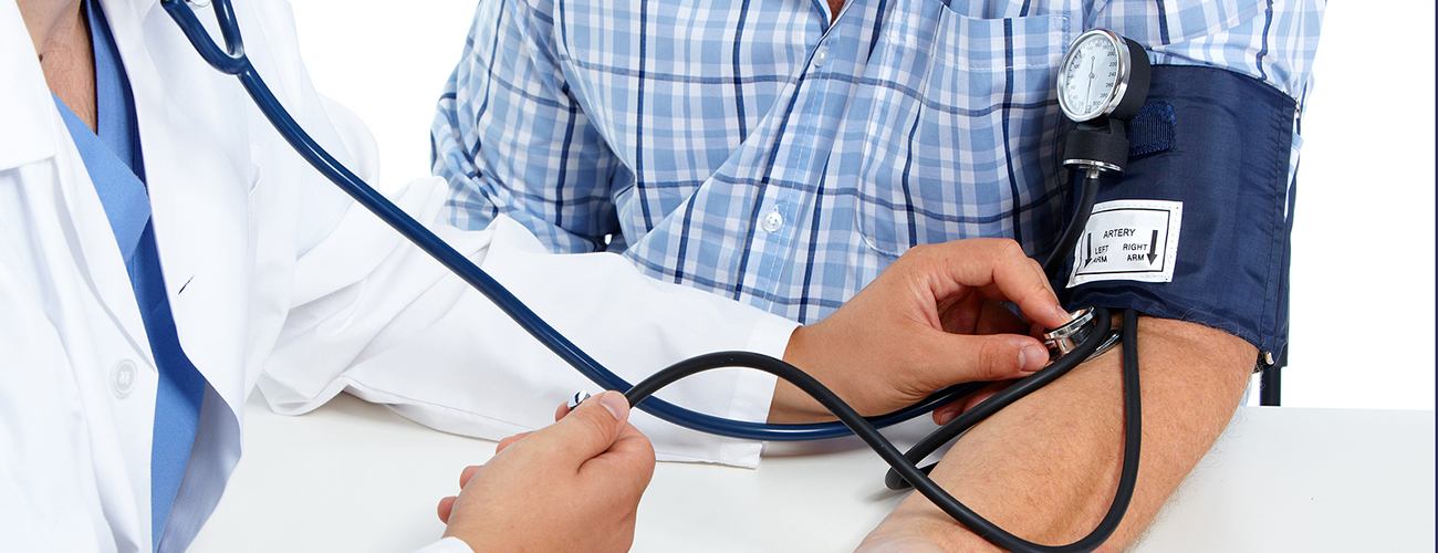 Doctor using spygmanometer on patient